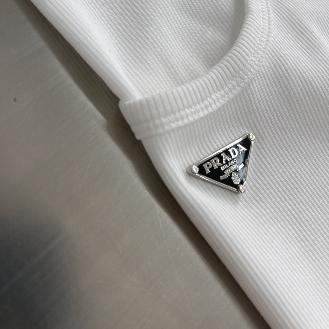 -PRAD 标识细节罗纹感棉质背心订织柔感棉质面料舒适亲肤。尺码:S-XXL胸围92 96 100 10