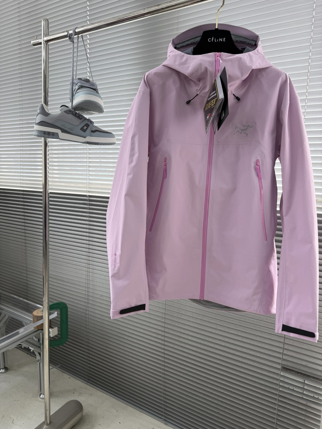 NO:909029,(New Color Tide Pink) - Designed for alpine travel and mountain environments, the upgraded Beta SL Jacket from Beta Lightweight is the ancestor's lightest Beta jacket, engineered to provide fully waterproof, windproof, breathable protection without sacrificing functionality or portability. Its new generation GORE-TEXePE membrane is light, thin, strong and PFC-free. C-KNIT  Backing technology improves comfort and breathability. Helmet-ready StormHood provides protection without compromising vision, underarm zippers provide ventilation, and RECCO reflectors help in searching situations. Unisex Sizes XS-XL  M Bust 116 Clothing length 74 Shoulder width 51 Sleeve length 66 L Bust length 76 Shoulder width 52 Sleeve length 67.5 XL Bust 124 Clothing length 78 Shoulder width 53 Sleeve length 69 2  140kg-160kg recommended L 160kg-180kg recommended XL 180kg-200kg recommended 2XL Manual measurement, there is an error of 1-2cm, the actual product shall prevail,,jil sander,jackets & coats,19860909（新色 潮汐粉） - 鸟家 Beta lightweight的升级版Beta SL 夹克专为高山旅行和山地环境而设计,是始祖最轻的Beta 夹克,经过精心设计,可提供完全防水、防风、透气的保护,同时不会牺牲功能或便携性. 其新一代GORE-TEXePE膜轻、薄、坚固且不含 PFC.C-KNIT 背衬技术提高了舒适性和透气性.可佩戴头盔的StormHood 可在不影响视野的情况下提供保护,腋下拉链可通风,RECCO 反射器可在搜索情况下提供帮助. 男女同款 尺码XS-XL XS胸围108衣长70肩宽49袖长63 S胸围112衣长72肩宽50袖长64.5 M胸围116衣长74肩宽51袖长66 L胸围衣长76肩宽52袖长67.5 XL胸围124衣长78肩宽53袖长69 2XL胸围128衣长80肩宽54袖长70.5 体重 80斤-100斤推荐穿XS 100斤-斤推荐穿 S 斤-140斤推荐穿 M 140斤-160斤推荐穿 L 160斤-180斤推荐穿 XL 180斤-200斤推荐穿 2XL 手工测量,有1-2cm误差,以实物为准,,jil sander,jackets & coats,,Men's clothing