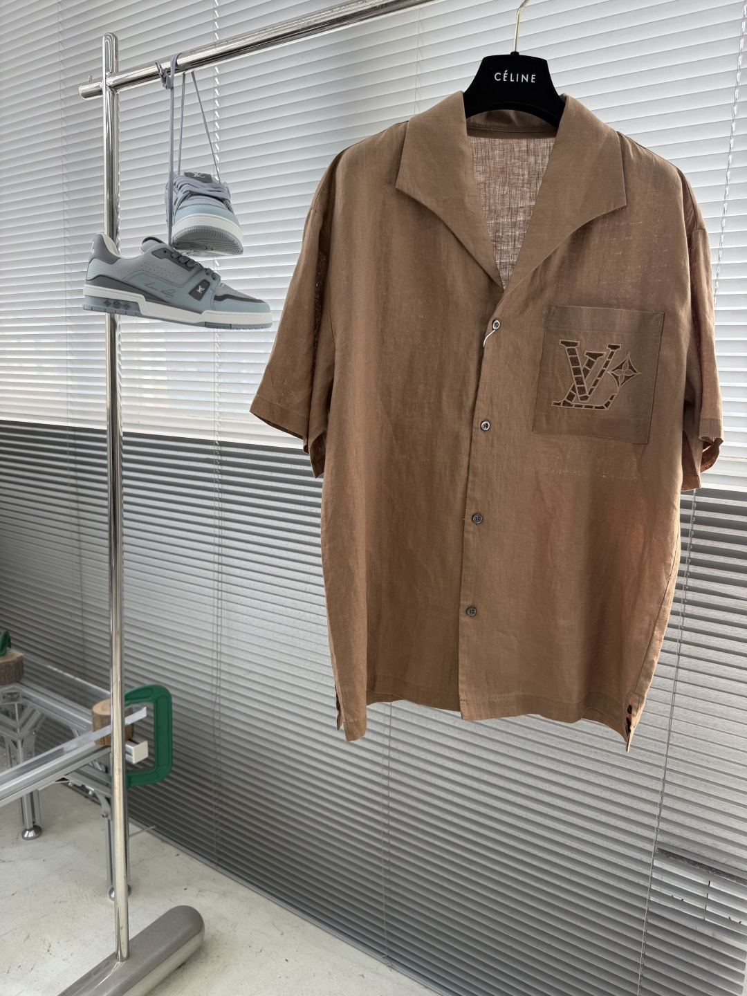 -驴牌 口袋标识镂空刺绣细节亚麻度假衬衫明扣款贝壳扣，面料质感很好，亲肤感强，穿着舒适！尺码:S-XXL