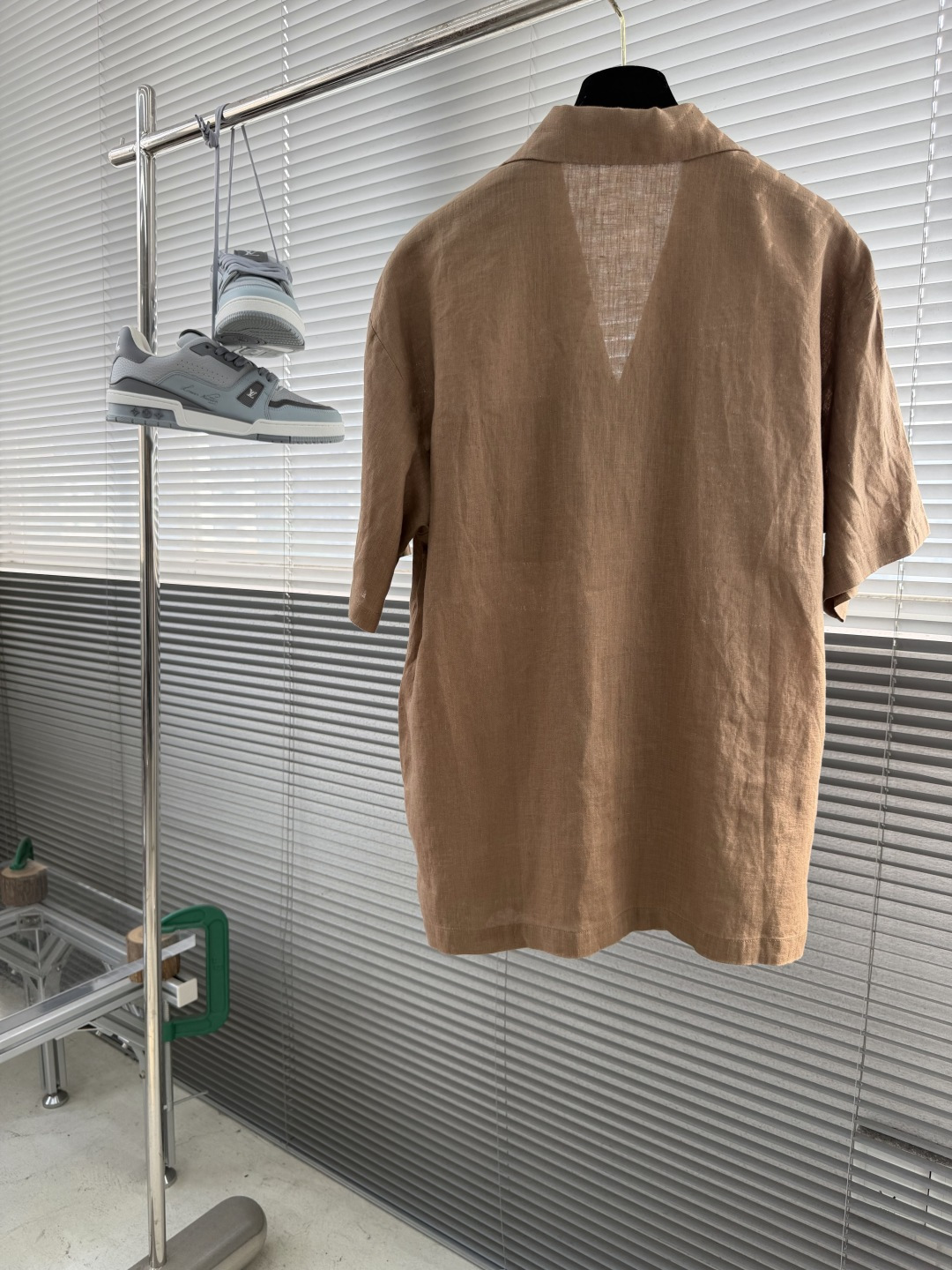 -驴牌 口袋标识镂空刺绣细节亚麻度假衬衫明扣款贝壳扣，面料质感很好，亲肤感强，穿着舒适！尺码:S-XXL