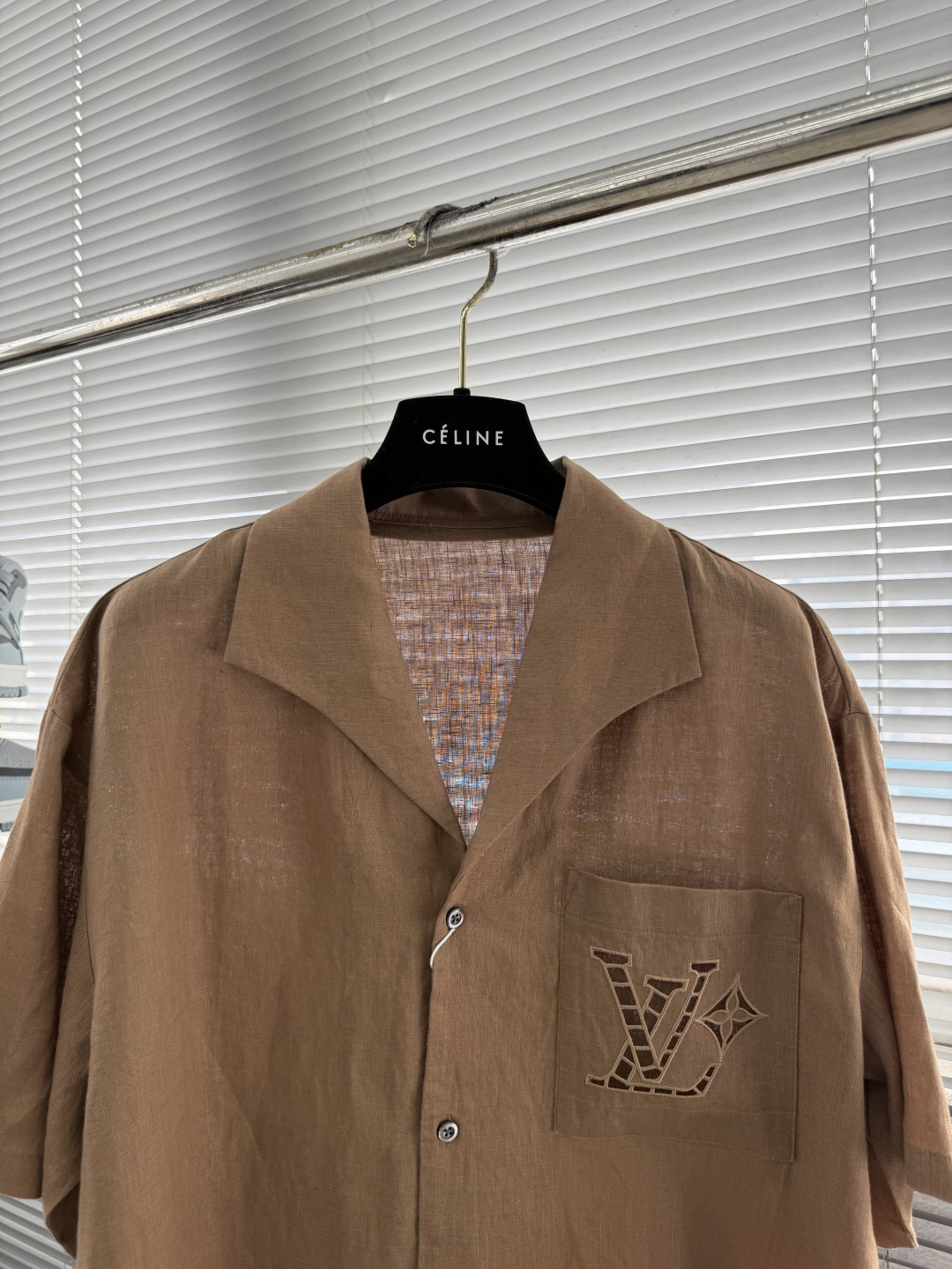 -驴牌 口袋标识镂空刺绣细节亚麻度假衬衫明扣款贝壳扣，面料质感很好，亲肤感强，穿着舒适！尺码:S-XXL