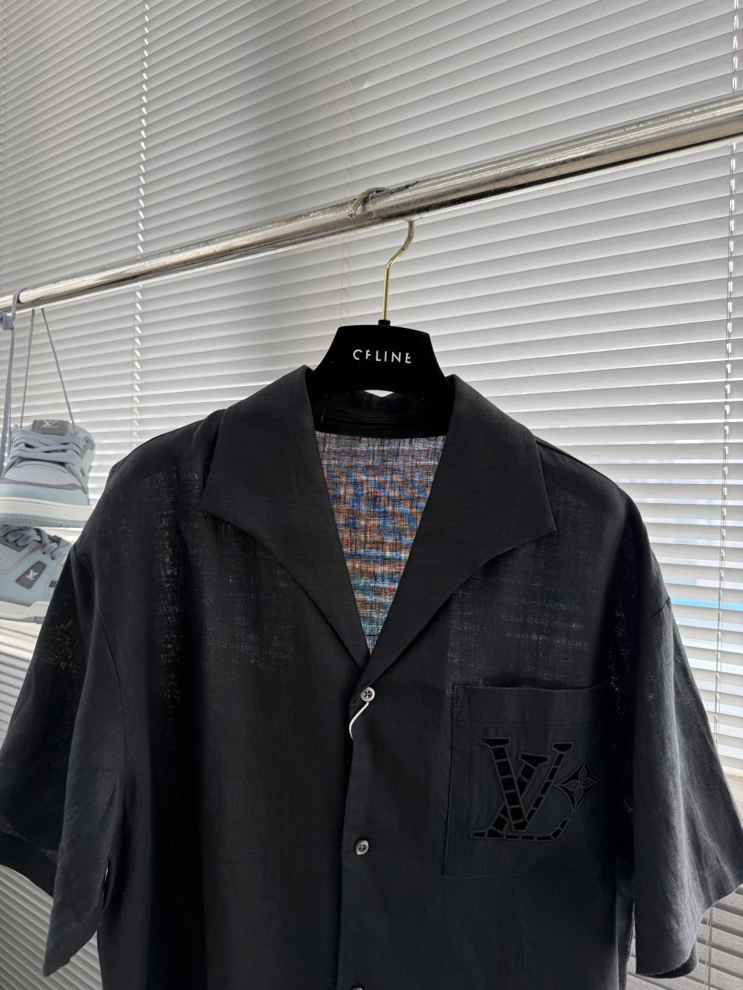 -驴牌 口袋标识镂空刺绣细节亚麻度假衬衫明扣款贝壳扣，面料质感很好，亲肤感强，穿着舒适！尺码:S-XXL