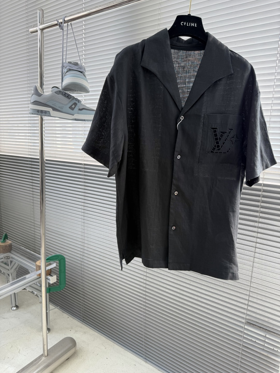 -驴牌 口袋标识镂空刺绣细节亚麻度假衬衫明扣款贝壳扣，面料质感很好，亲肤感强，穿着舒适！尺码:S-XXL