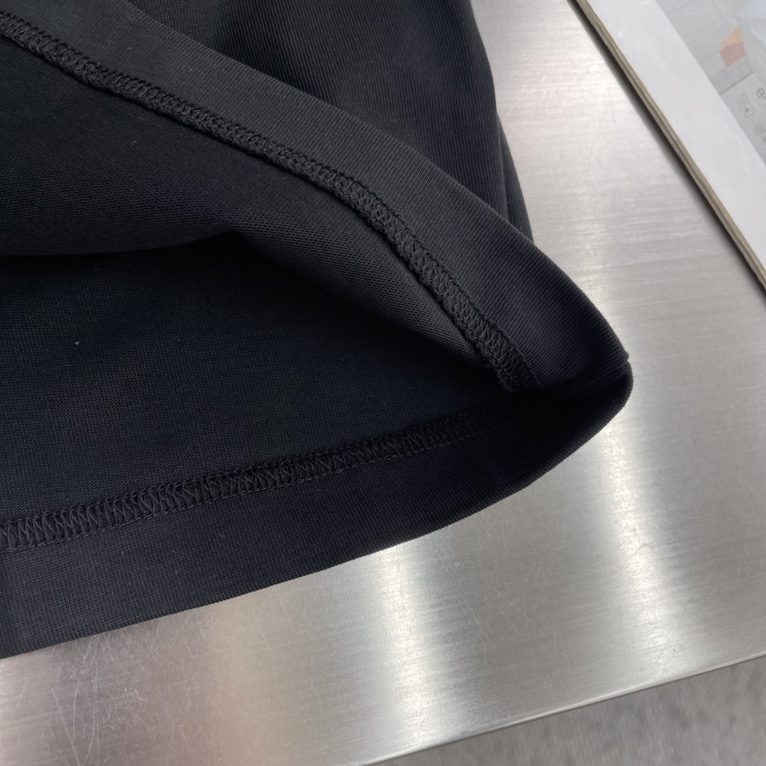 -Celin 字母印花T恤 | 极简主义的高级感​​正面居中“CELIN*”字母印花，采用撞色设计，视觉