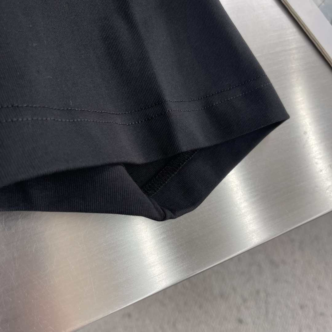 -Celin 字母印花T恤 | 极简主义的高级感​​正面居中“CELIN*”字母印花，采用撞色设计，视觉