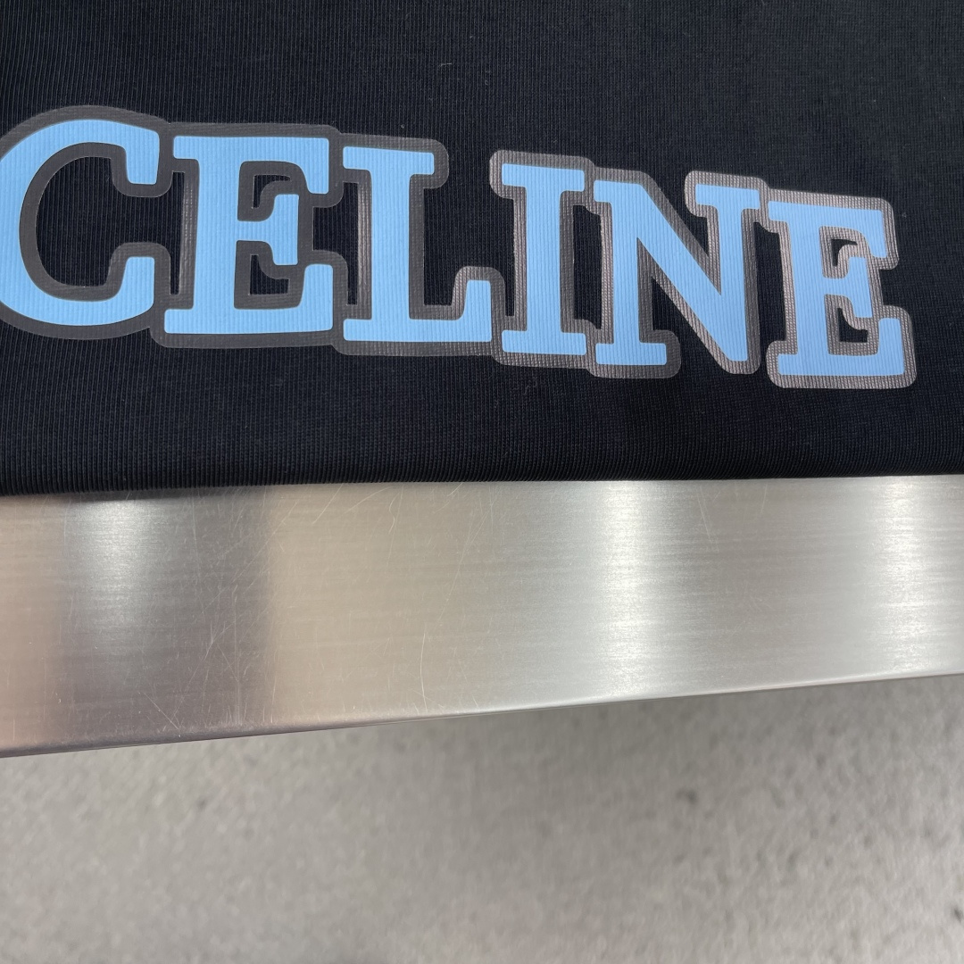-Celin 字母印花T恤 | 极简主义的高级感​​正面居中“CELIN*”字母印花，采用撞色设计，视觉