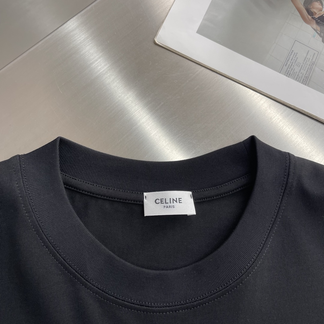 -Celin 字母印花T恤 | 极简主义的高级感​​正面居中“CELIN*”字母印花，采用撞色设计，视觉