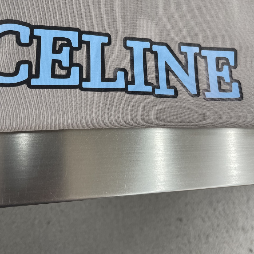 -Celin 字母印花T恤 | 极简主义的高级感​​正面居中“CELIN*”字母印花，采用撞色设计，视觉