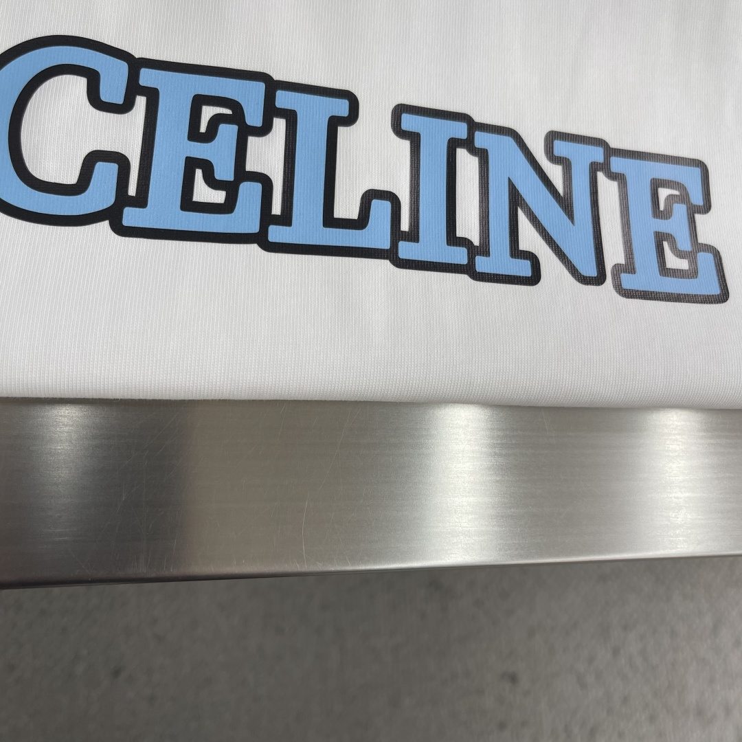 -Celin 字母印花T恤 | 极简主义的高级感​​正面居中“CELIN*”字母印花，采用撞色设计，视觉