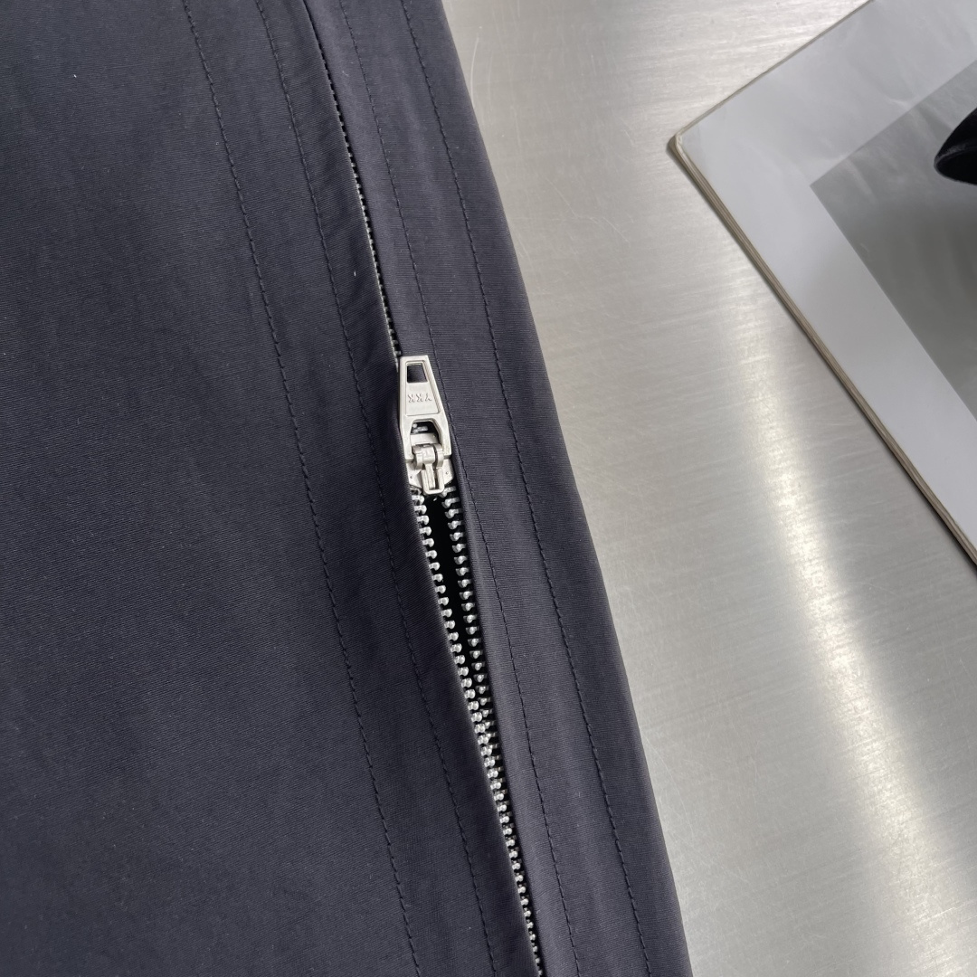 -TOGA VIRILIS PULLA SS26 休闲裤 | 极简主义的高级表达​​一条裤子，定义都市游