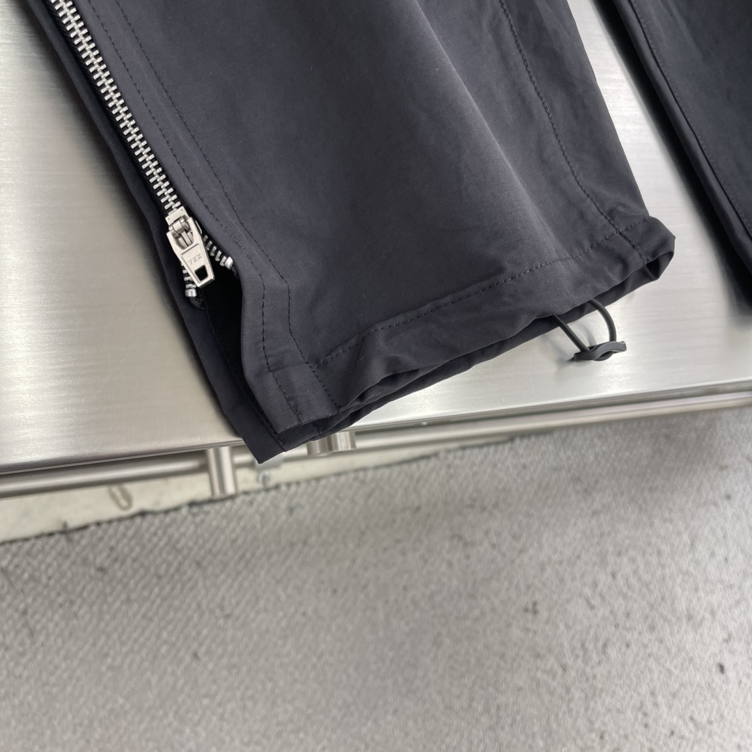 -TOGA VIRILIS PULLA SS26 休闲裤 | 极简主义的高级表达​​一条裤子，定义都市游