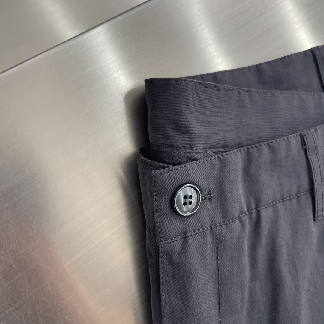 -TOGA VIRILIS PULLA SS26 休闲裤 | 极简主义的高级表达​​一条裤子，定义都市游