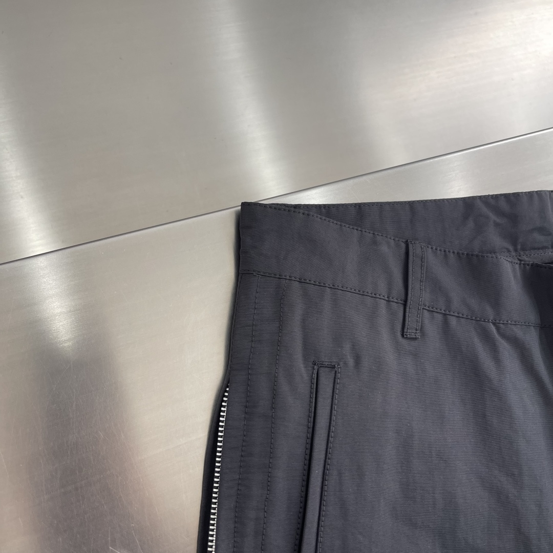 -TOGA VIRILIS PULLA SS26 休闲裤 | 极简主义的高级表达​​一条裤子，定义都市游