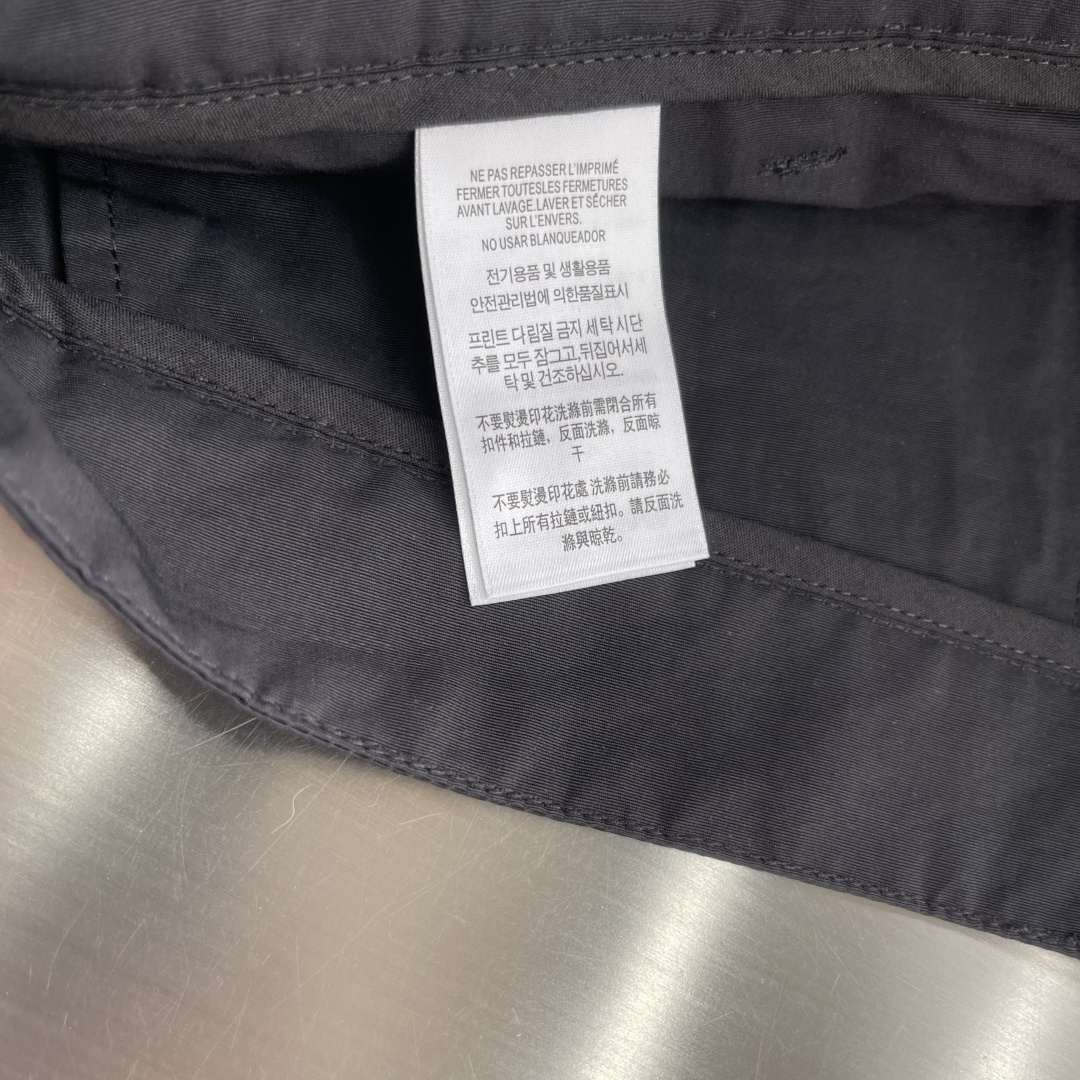 -TOGA VIRILIS PULLA SS26 休闲裤 | 极简主义的高级表达​​一条裤子，定义都市游