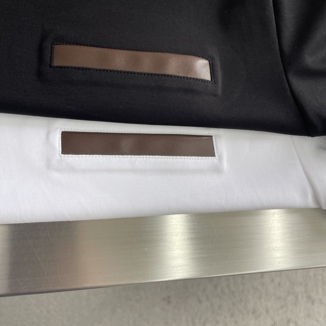 -Brioni 2026SS新款拼皮口袋圆领短袖T恤，采用客供进口定制面料，面料表面非常有质感显而易见，