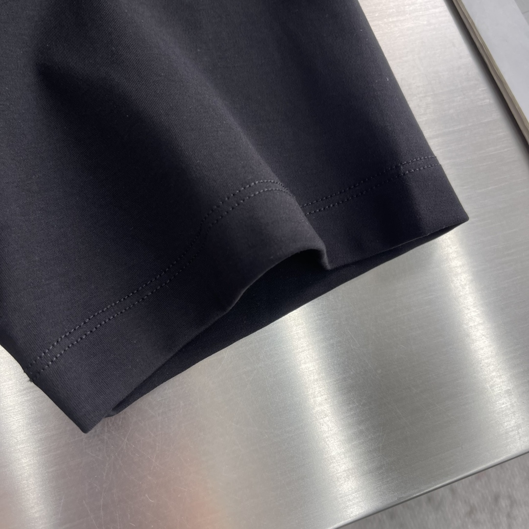 -Brioni 2026SS新款拼皮口袋圆领短袖T恤，采用客供进口定制面料，面料表面非常有质感显而易见，