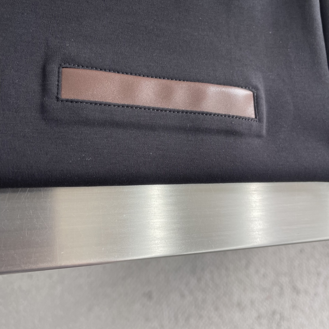 -Brioni 2026SS新款拼皮口袋圆领短袖T恤，采用客供进口定制面料，面料表面非常有质感显而易见，