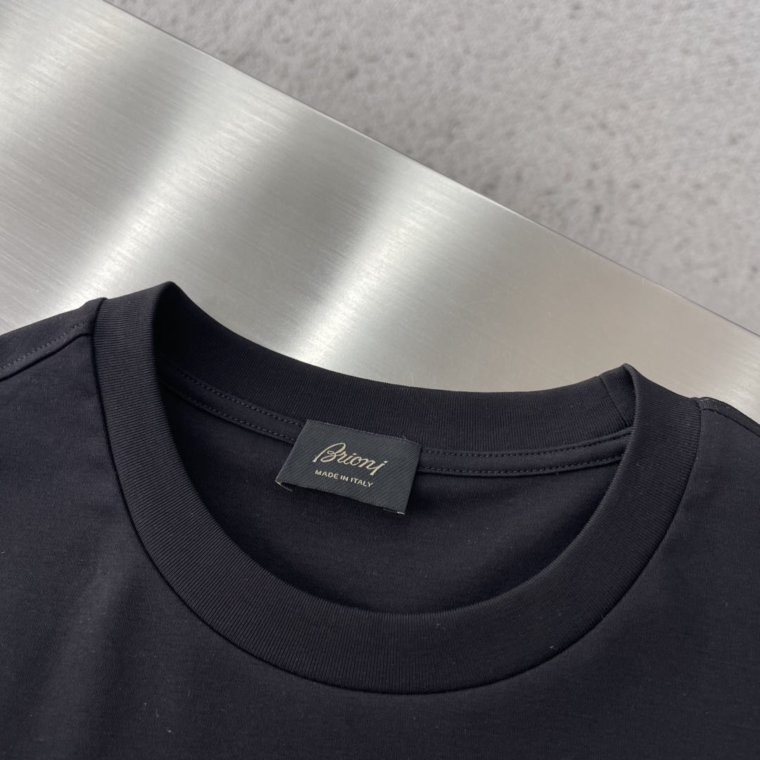 -Brioni 2026SS新款拼皮口袋圆领短袖T恤，采用客供进口定制面料，面料表面非常有质感显而易见，