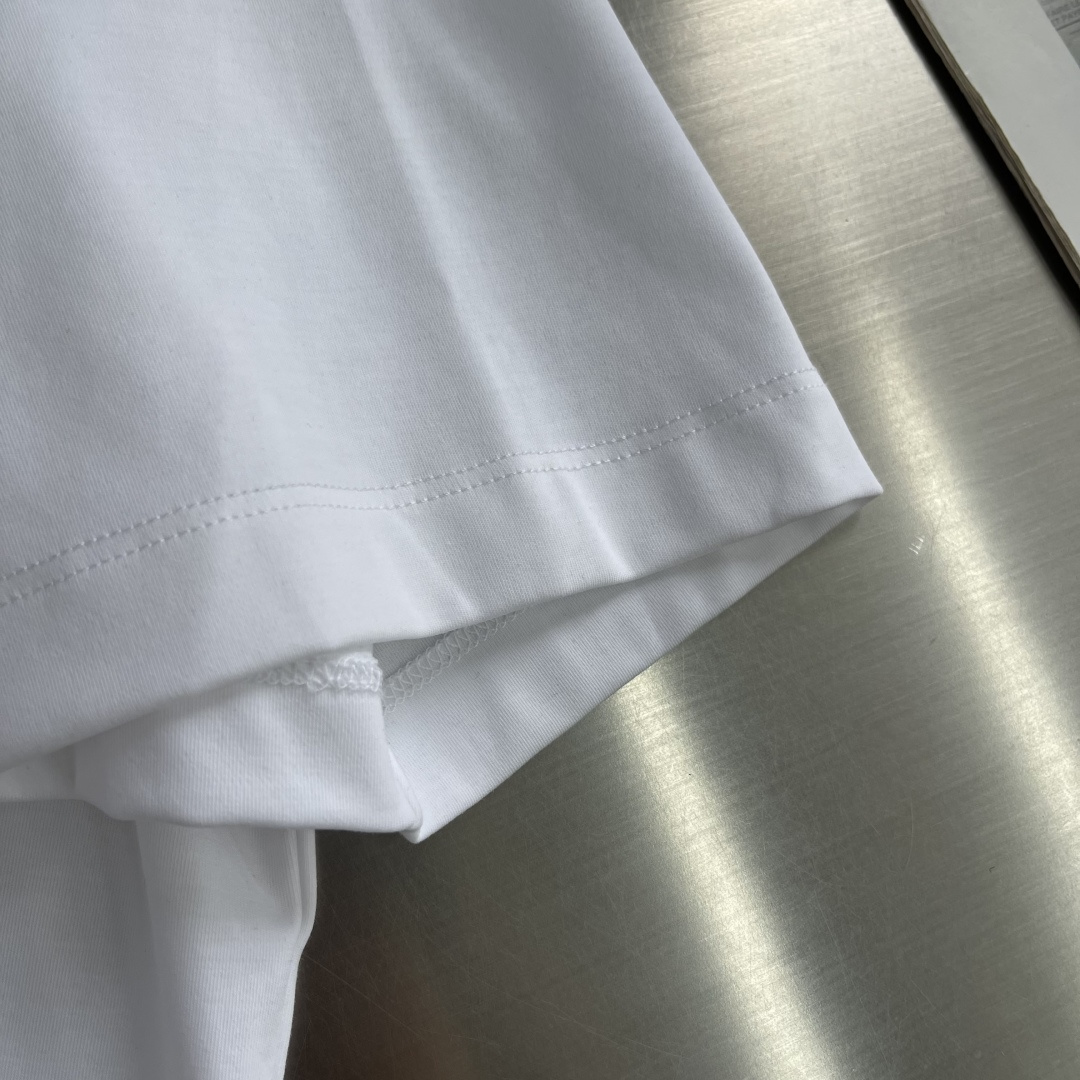 -Brioni 2026SS新款拼皮口袋圆领短袖T恤，采用客供进口定制面料，面料表面非常有质感显而易见，