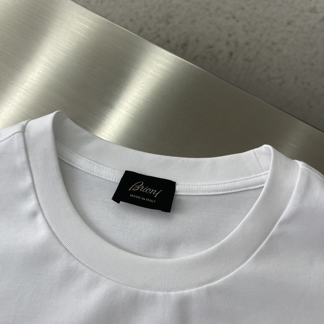 -Brioni 2026SS新款拼皮口袋圆领短袖T恤，采用客供进口定制面料，面料表面非常有质感显而易见，