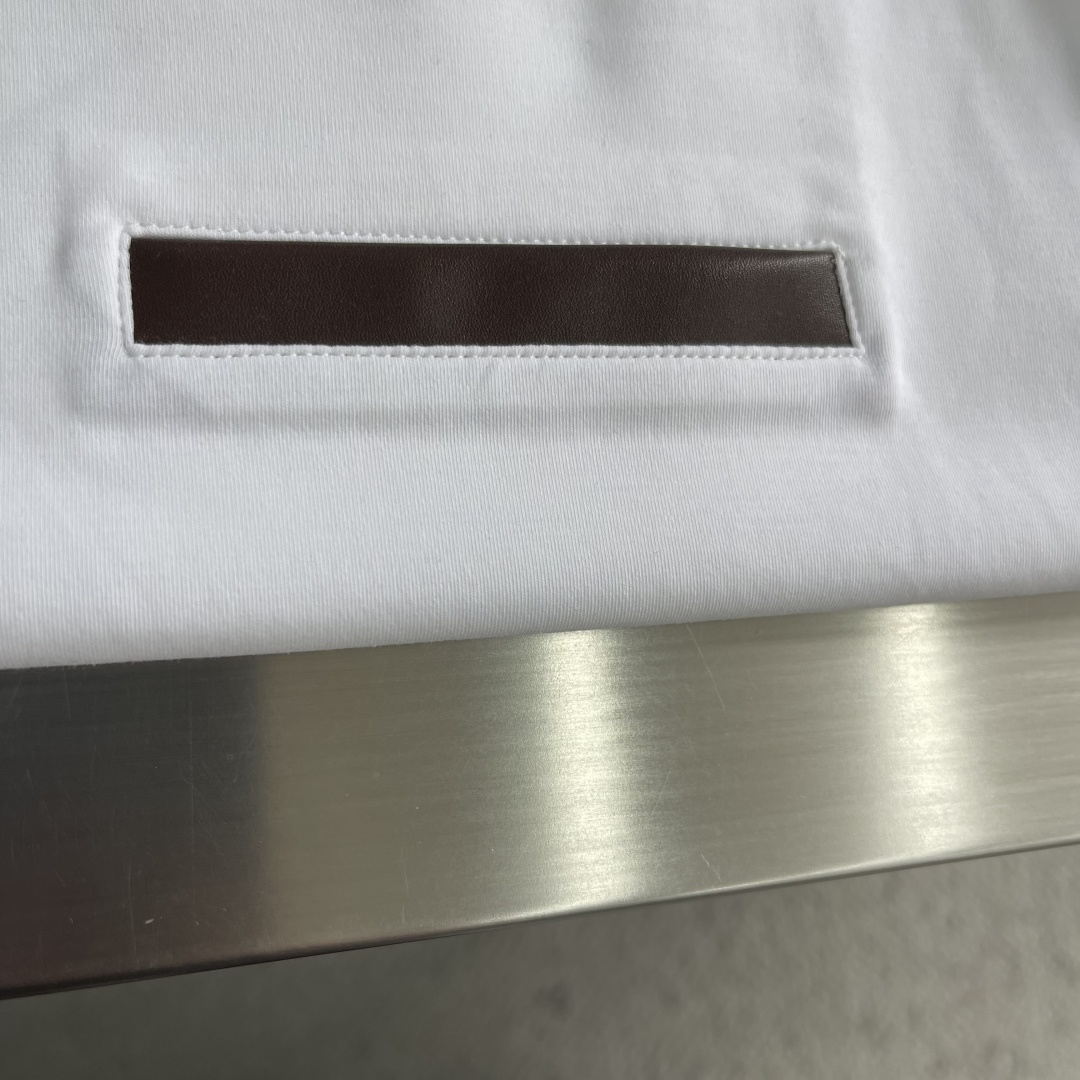 -Brioni 2026SS新款拼皮口袋圆领短袖T恤，采用客供进口定制面料，面料表面非常有质感显而易见，