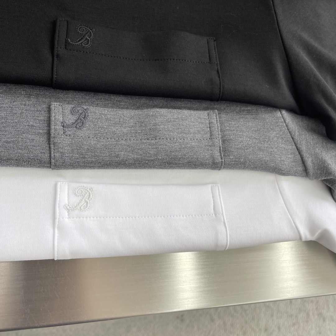 -Brioni 2026SS新款胸前口袋圆领短袖T恤，采用客供进口定制面料，面料表面非常有质感显而易见，