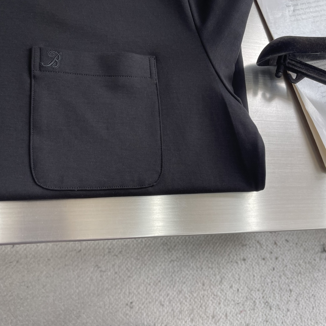 -Brioni 2026SS新款胸前口袋圆领短袖T恤，采用客供进口定制面料，面料表面非常有质感显而易见，