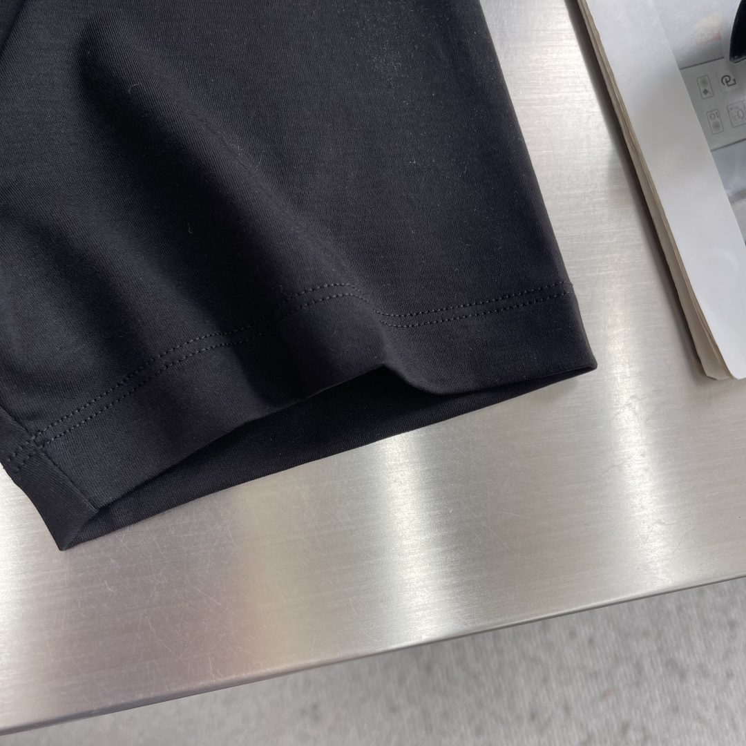 -Brioni 2026SS新款胸前口袋圆领短袖T恤，采用客供进口定制面料，面料表面非常有质感显而易见，