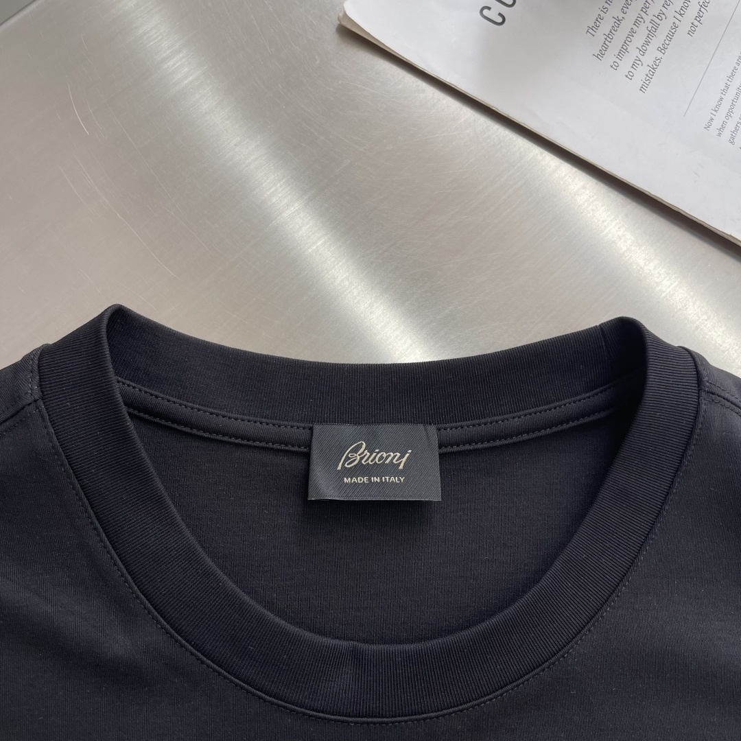 -Brioni 2026SS新款胸前口袋圆领短袖T恤，采用客供进口定制面料，面料表面非常有质感显而易见，
