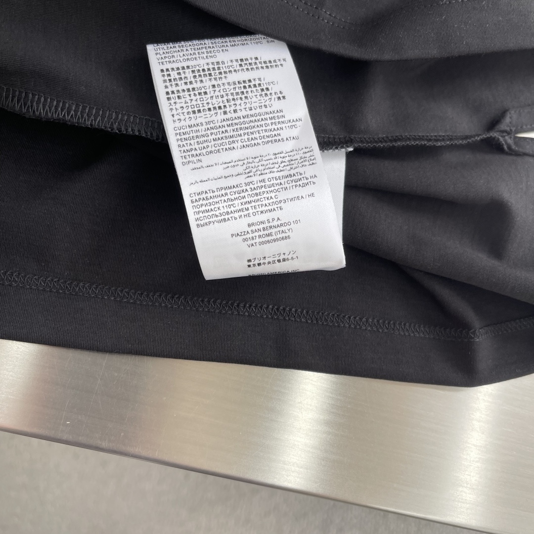 -Brioni 2026SS新款胸前口袋圆领短袖T恤，采用客供进口定制面料，面料表面非常有质感显而易见，