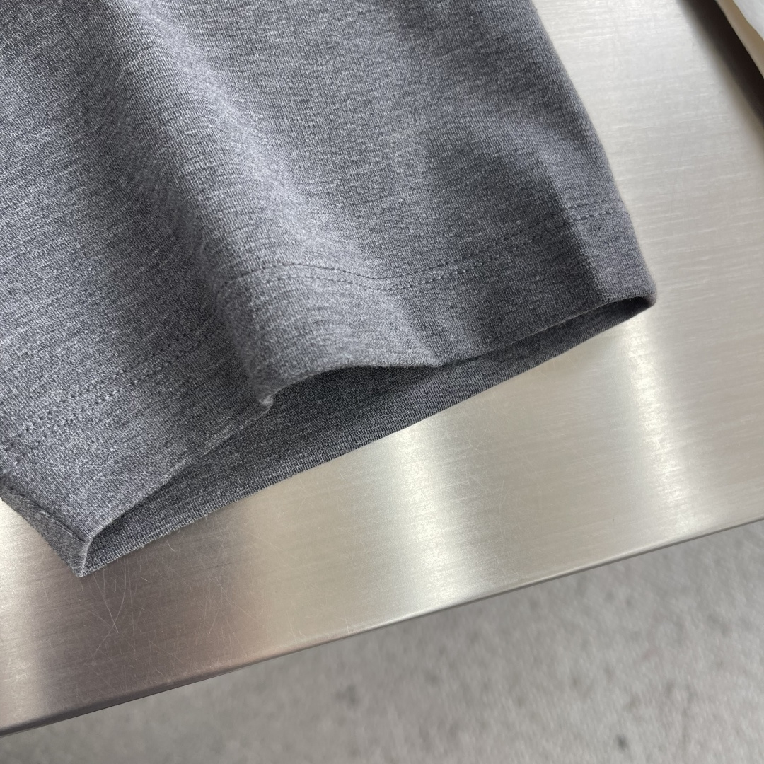 -Brioni 2026SS新款胸前口袋圆领短袖T恤，采用客供进口定制面料，面料表面非常有质感显而易见，