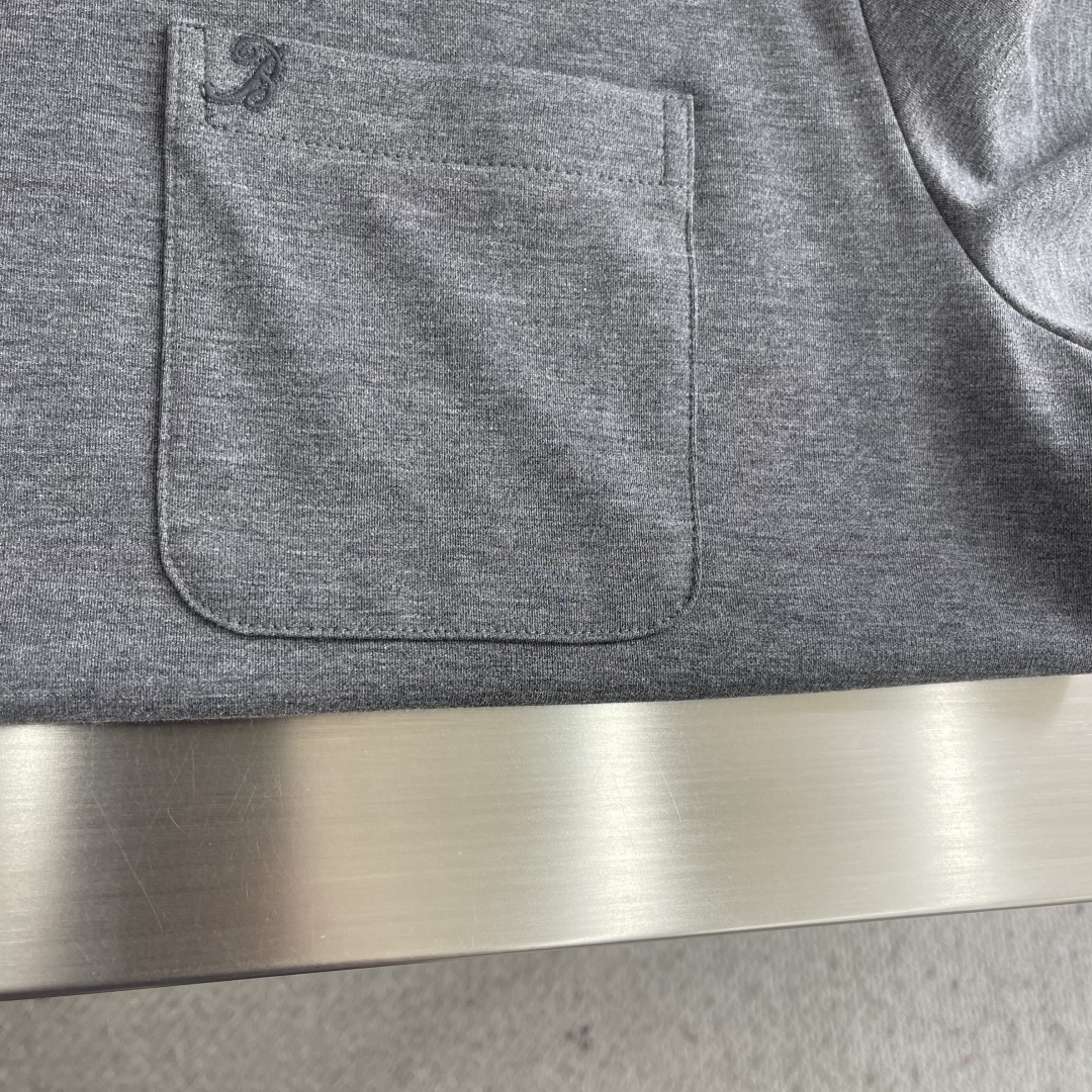 -Brioni 2026SS新款胸前口袋圆领短袖T恤，采用客供进口定制面料，面料表面非常有质感显而易见，