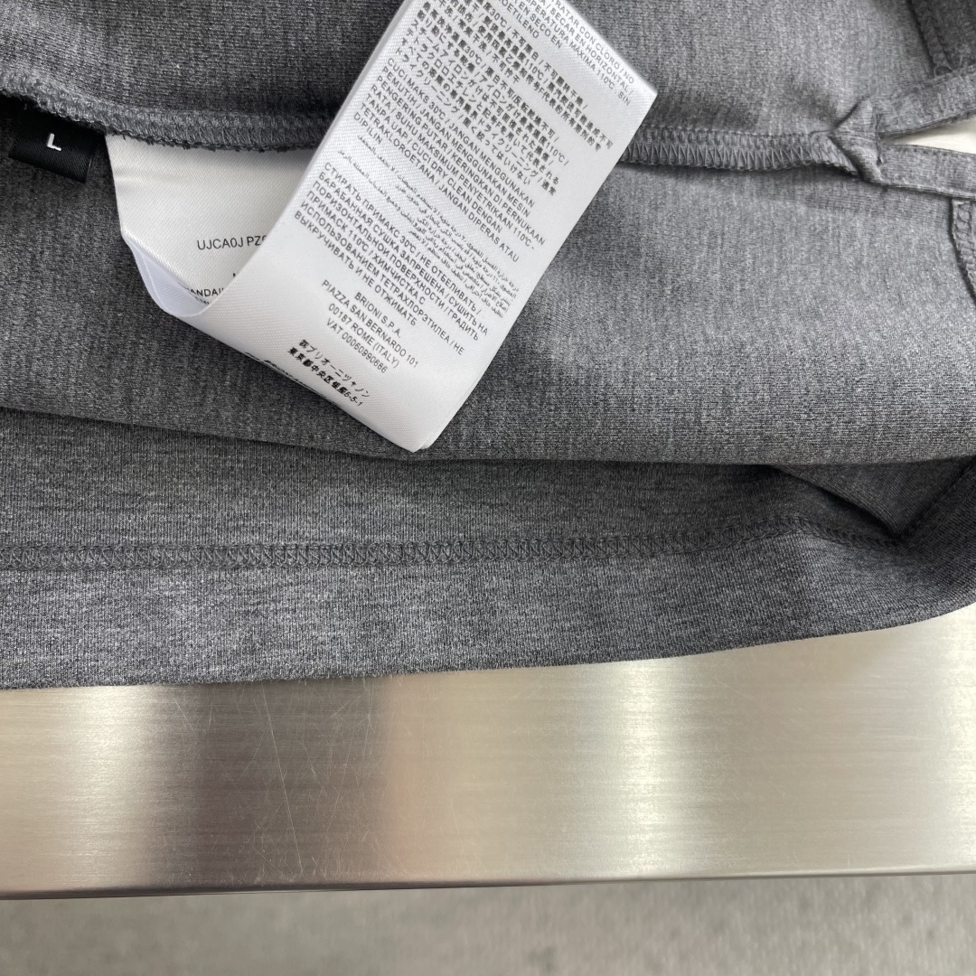 -Brioni 2026SS新款胸前口袋圆领短袖T恤，采用客供进口定制面料，面料表面非常有质感显而易见，