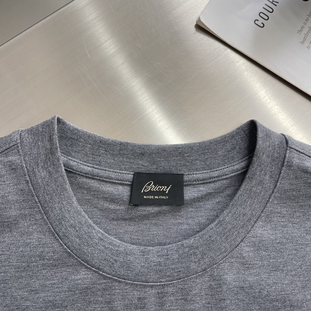 -Brioni 2026SS新款胸前口袋圆领短袖T恤，采用客供进口定制面料，面料表面非常有质感显而易见，