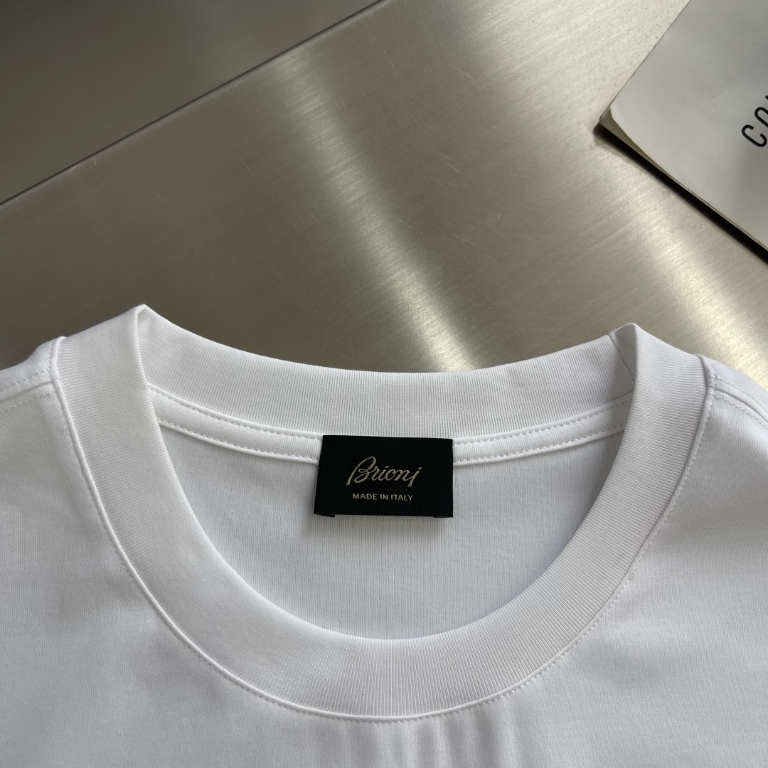 -Brioni 2026SS新款胸前口袋圆领短袖T恤，采用客供进口定制面料，面料表面非常有质感显而易见，