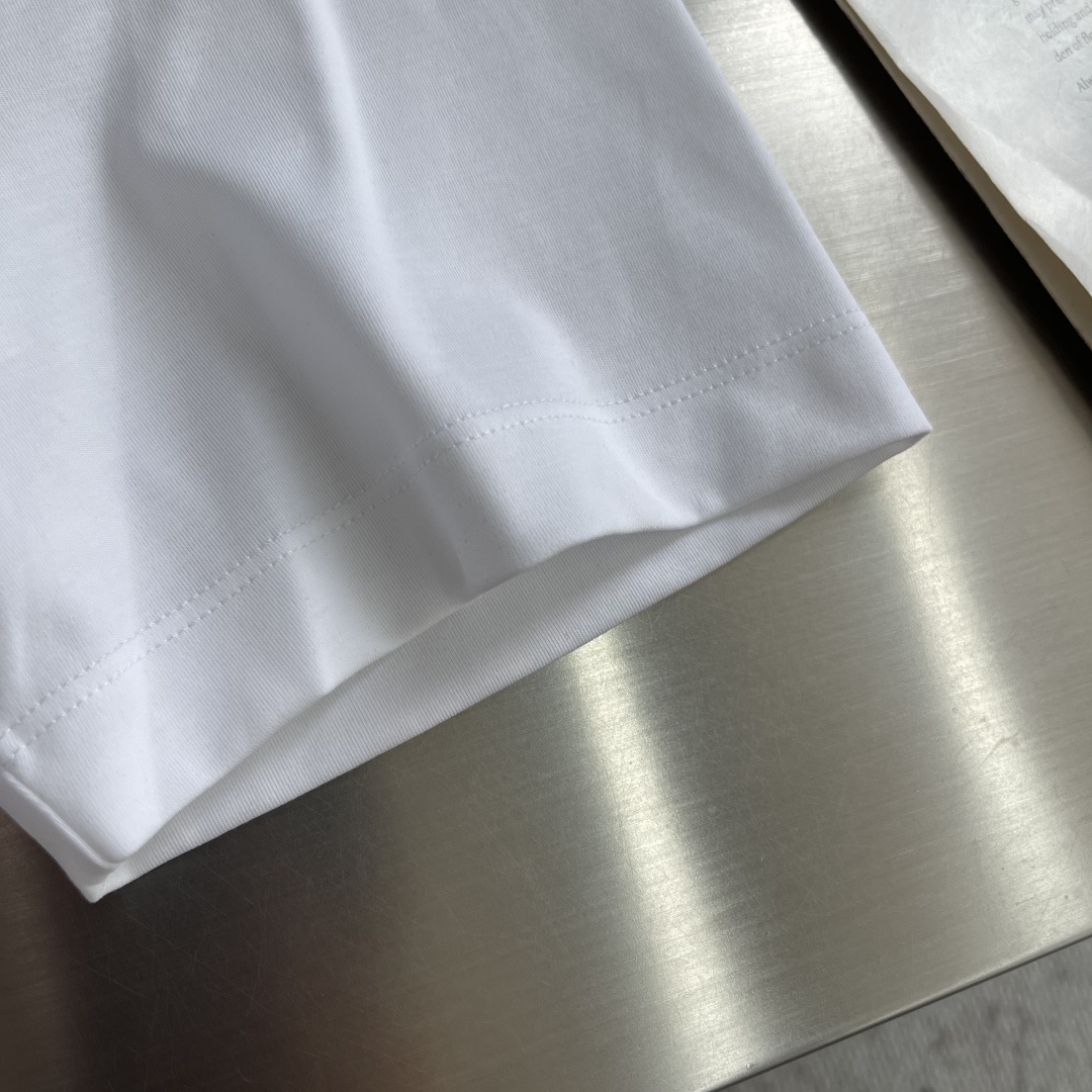 -Brioni 2026SS新款胸前口袋圆领短袖T恤，采用客供进口定制面料，面料表面非常有质感显而易见，