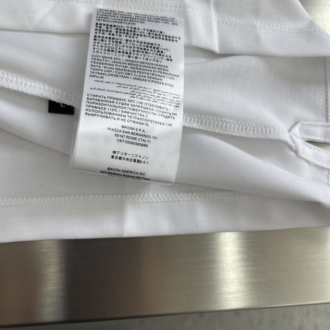 -Brioni 2026SS新款胸前口袋圆领短袖T恤，采用客供进口定制面料，面料表面非常有质感显而易见，