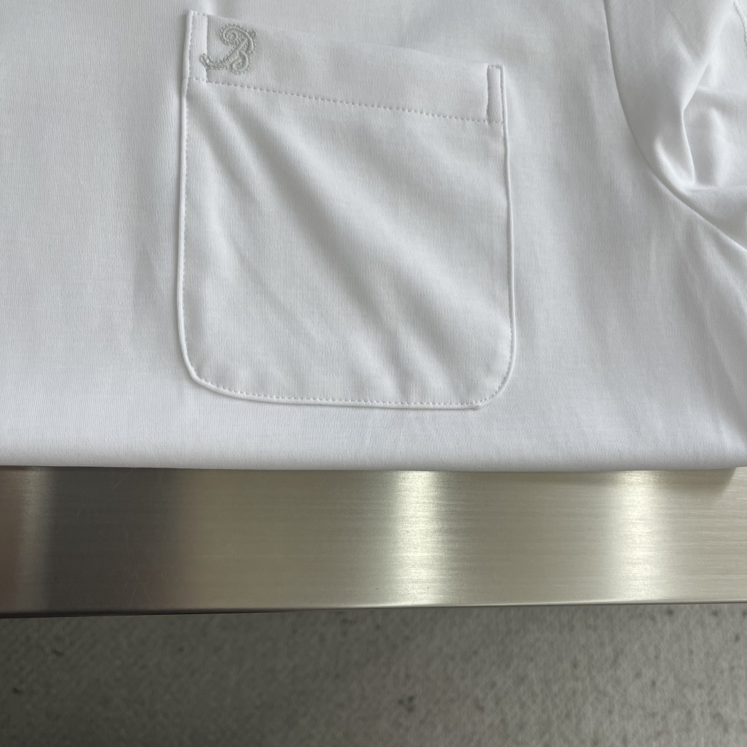-Brioni 2026SS新款胸前口袋圆领短袖T恤，采用客供进口定制面料，面料表面非常有质感显而易见，