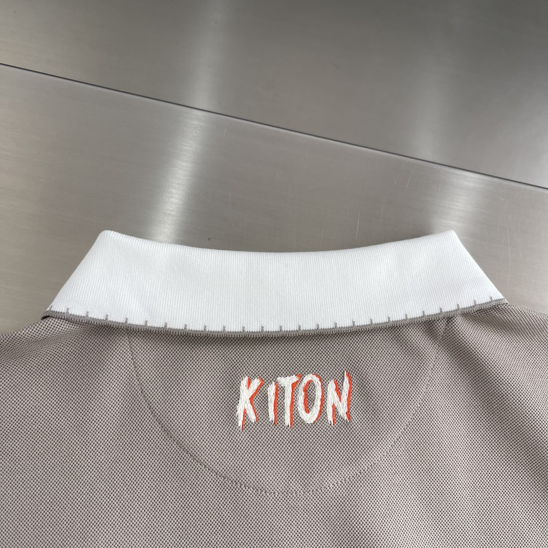 -Kiton 2026ss春夏新款男士半拉链套头短袖针织衫POLO，经过特殊浇洗工艺处理，手感柔软且质感