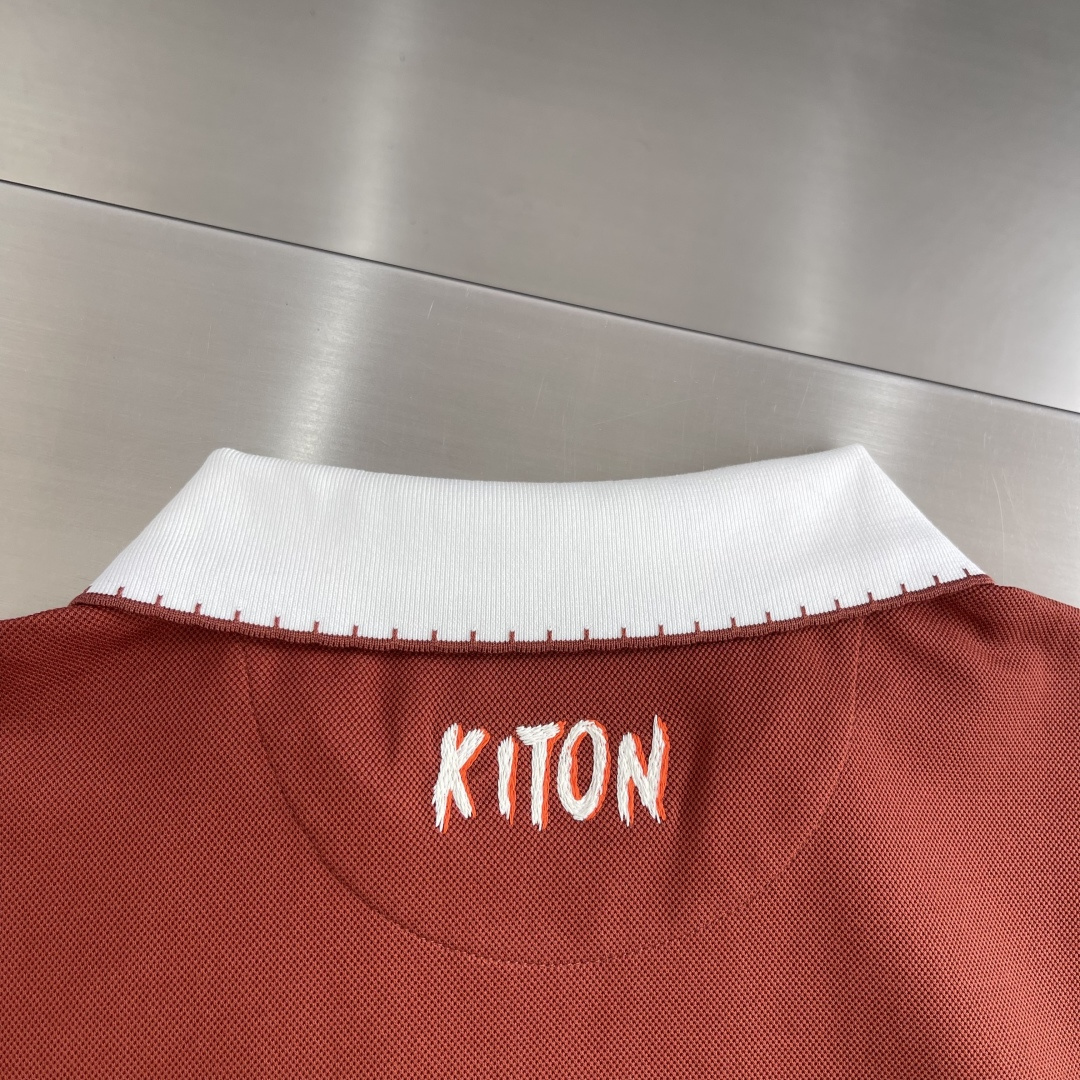 -Kiton 2026ss春夏新款男士半拉链套头短袖针织衫POLO，经过特殊浇洗工艺处理，手感柔软且质感