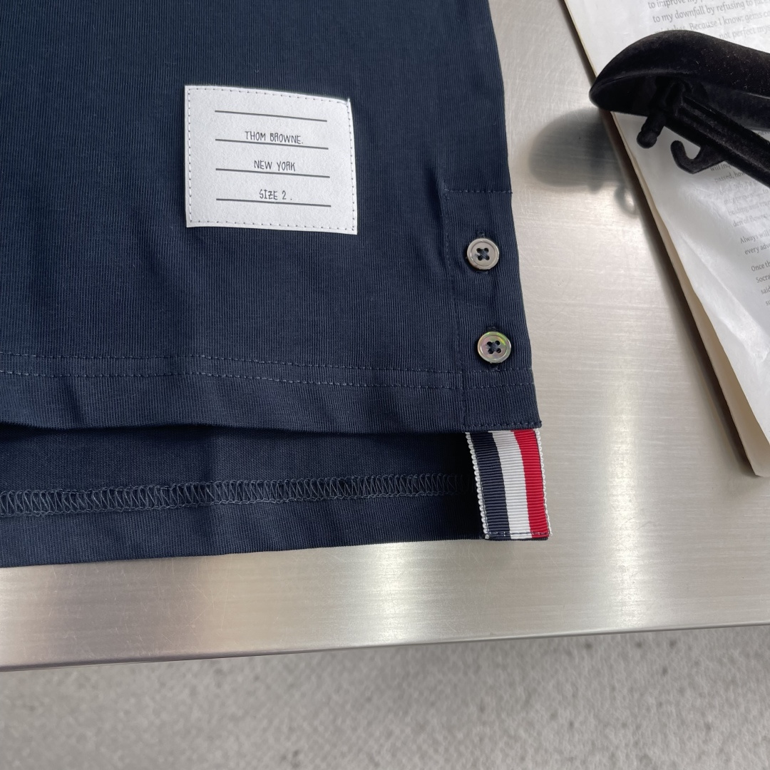 -TB 网球拍小狗圆领短袖CC款 采用高端的纯棉制作工艺，干净整洁，舒适透气；尽显品质；简约大方，上身舒