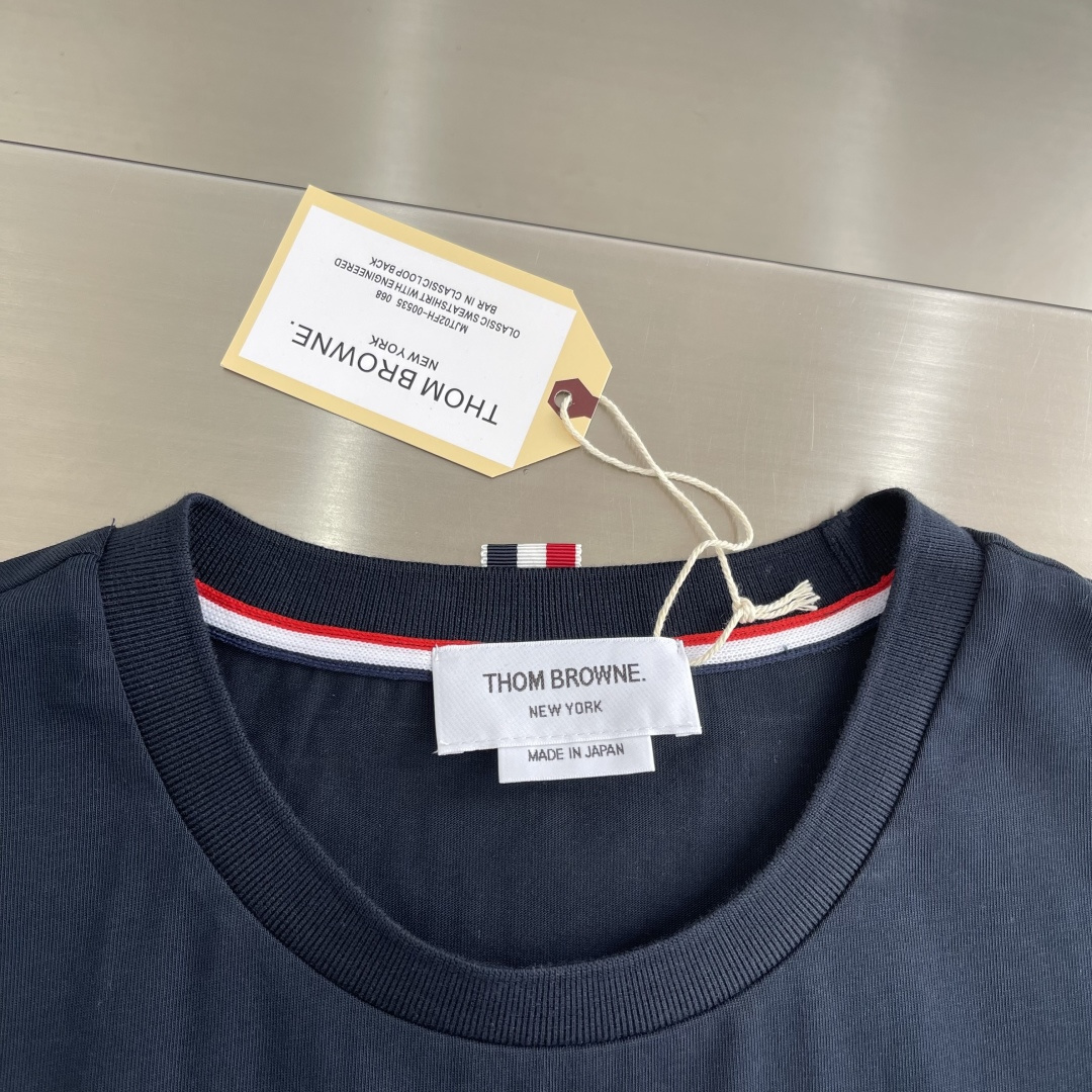 -TB 网球拍小狗圆领短袖CC款 采用高端的纯棉制作工艺，干净整洁，舒适透气；尽显品质；简约大方，上身舒