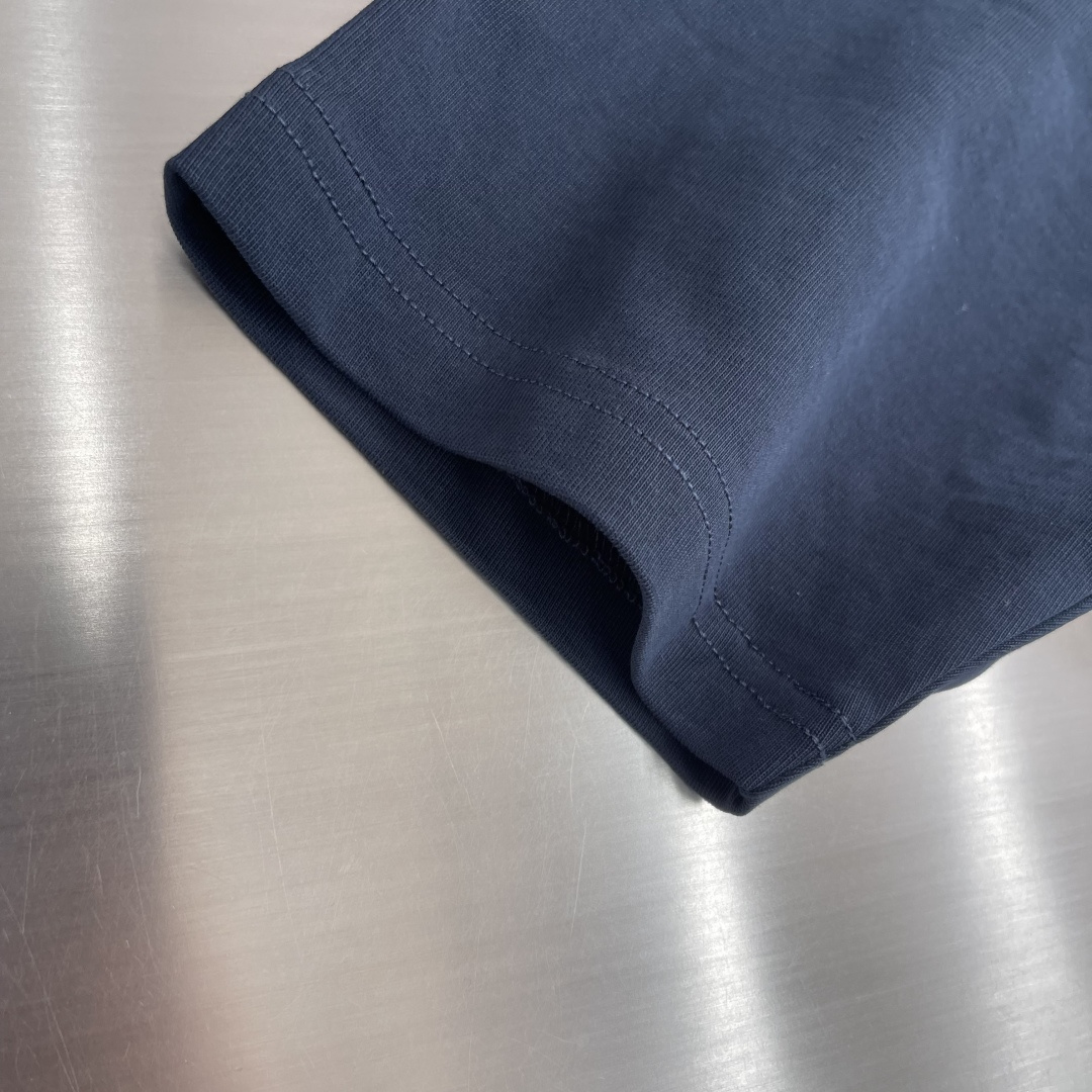 -TB 网球拍小狗圆领短袖CC款 采用高端的纯棉制作工艺，干净整洁，舒适透气；尽显品质；简约大方，上身舒