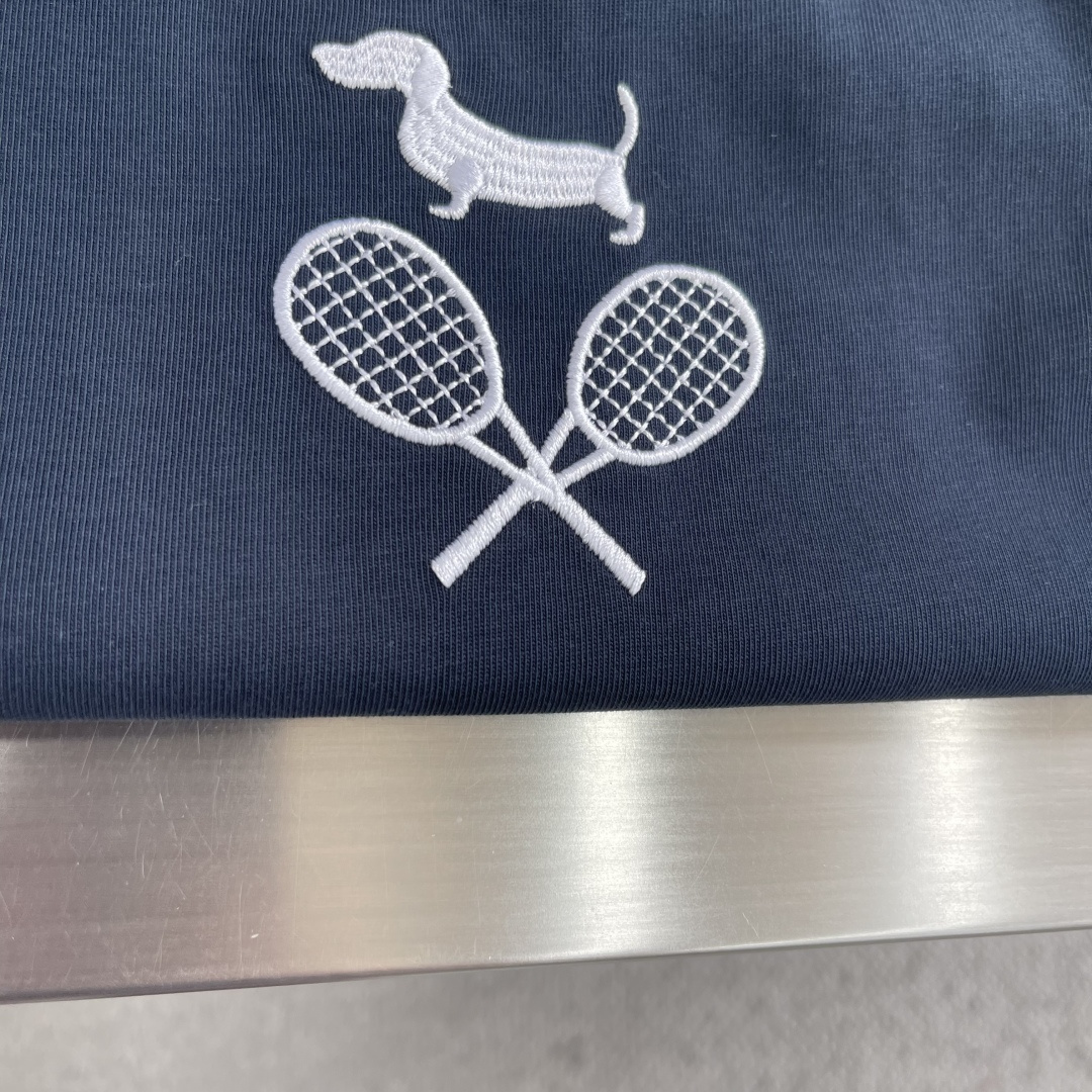 -TB 网球拍小狗圆领短袖CC款 采用高端的纯棉制作工艺，干净整洁，舒适透气；尽显品质；简约大方，上身舒