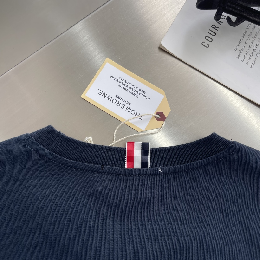 -TB 网球拍小狗圆领短袖CC款 采用高端的纯棉制作工艺，干净整洁，舒适透气；尽显品质；简约大方，上身舒