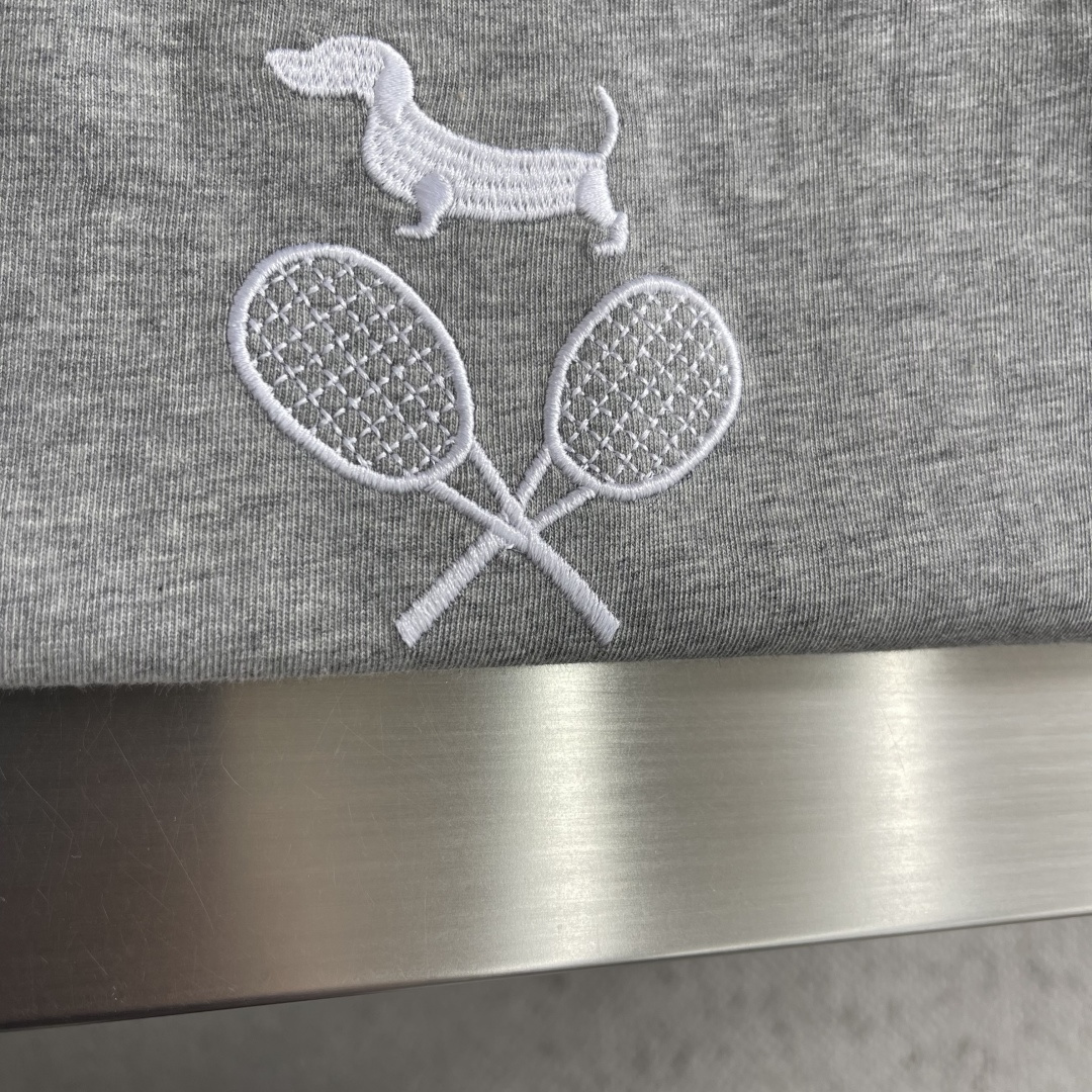 -TB 网球拍小狗圆领短袖CC款 采用高端的纯棉制作工艺，干净整洁，舒适透气；尽显品质；简约大方，上身舒