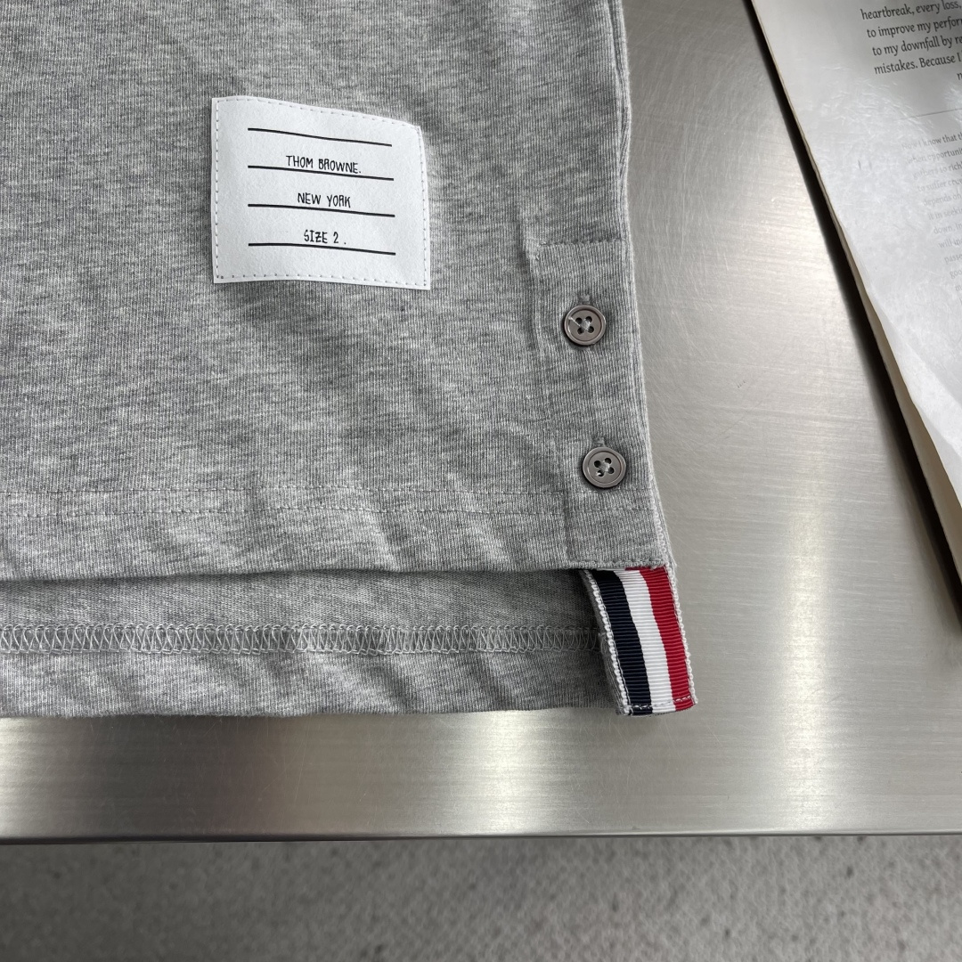 -TB 网球拍小狗圆领短袖CC款 采用高端的纯棉制作工艺，干净整洁，舒适透气；尽显品质；简约大方，上身舒