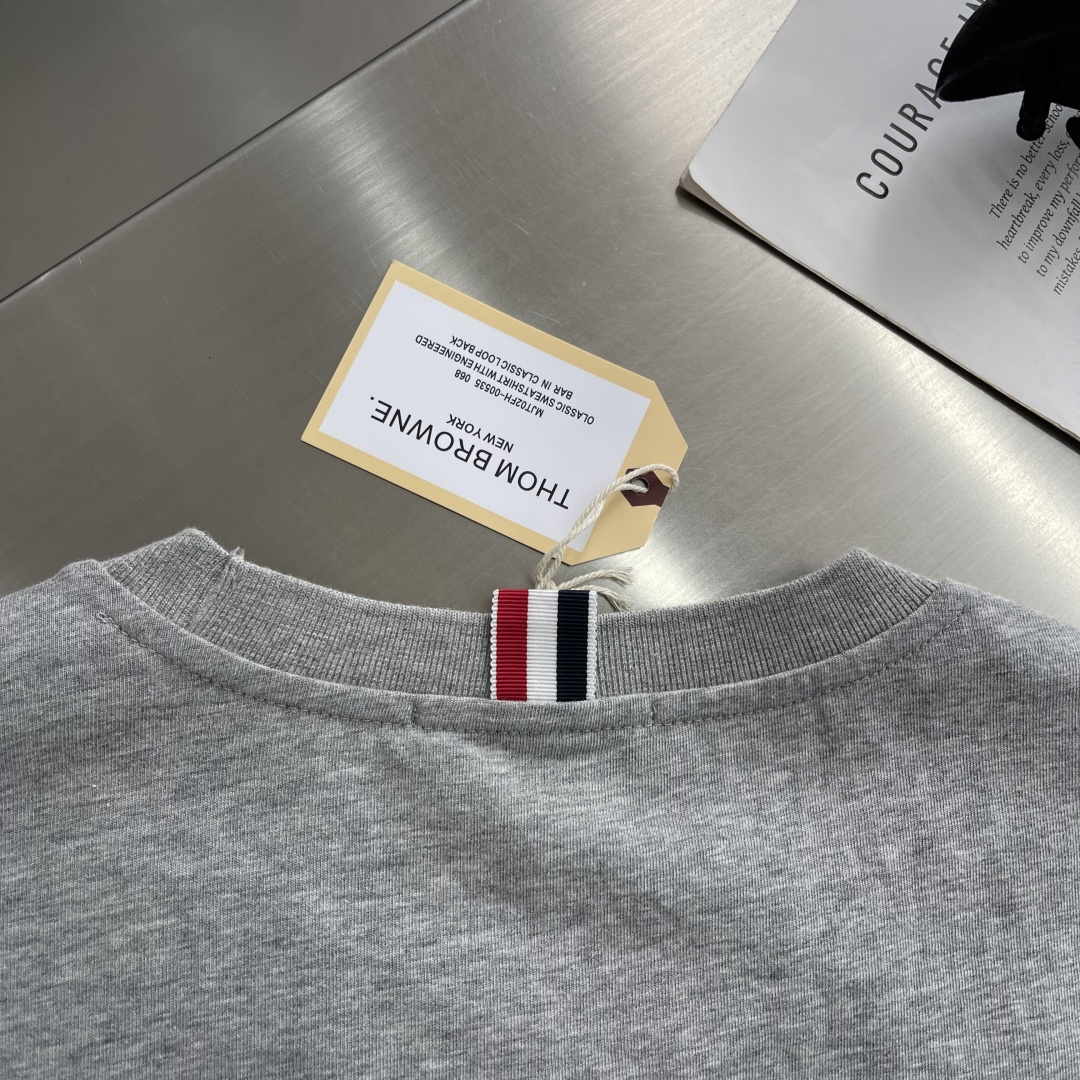 -TB 网球拍小狗圆领短袖CC款 采用高端的纯棉制作工艺，干净整洁，舒适透气；尽显品质；简约大方，上身舒