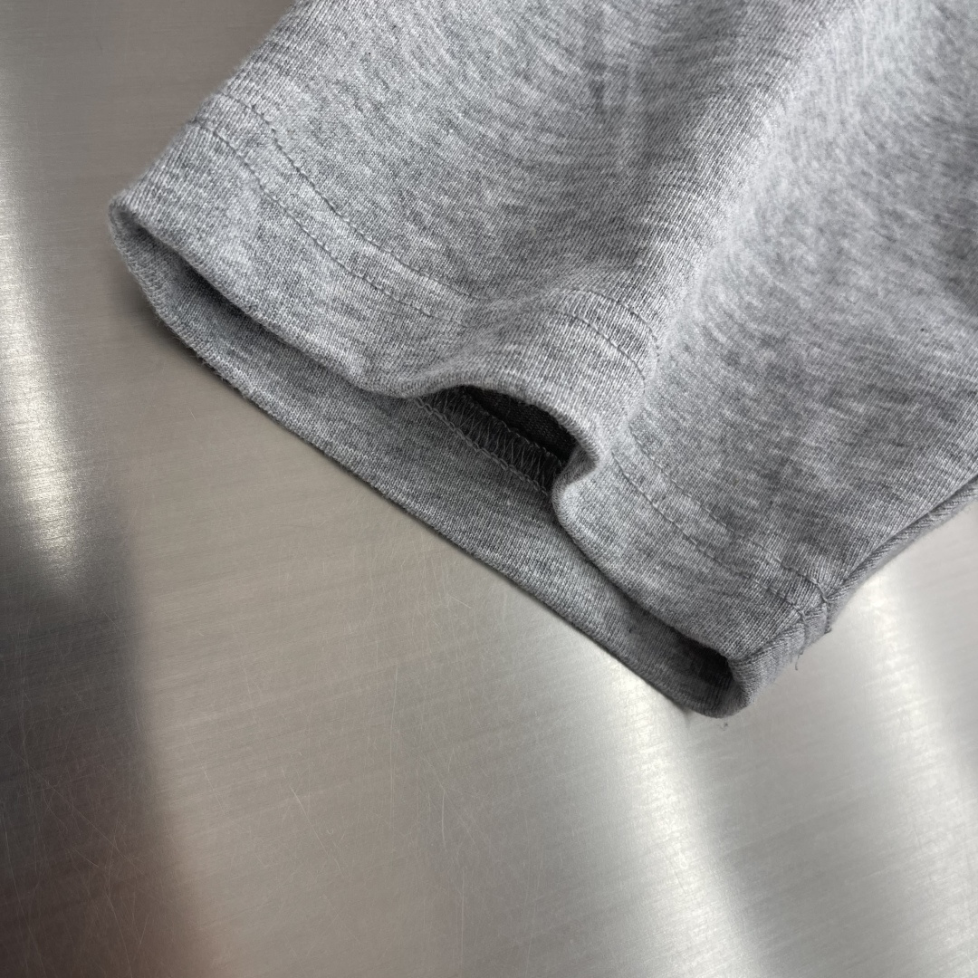 -TB 网球拍小狗圆领短袖CC款 采用高端的纯棉制作工艺，干净整洁，舒适透气；尽显品质；简约大方，上身舒