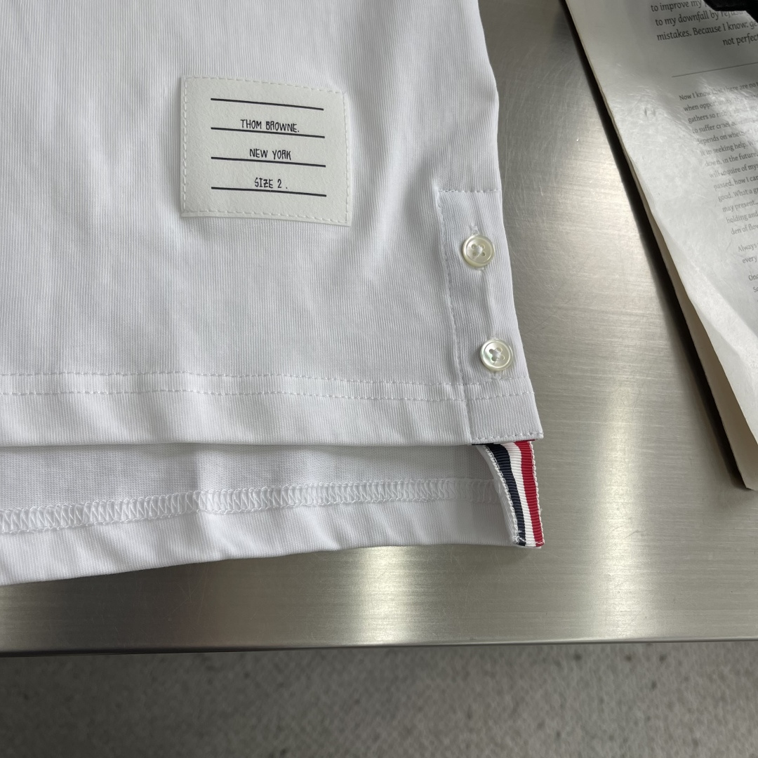 -TB 网球拍小狗圆领短袖CC款 采用高端的纯棉制作工艺，干净整洁，舒适透气；尽显品质；简约大方，上身舒